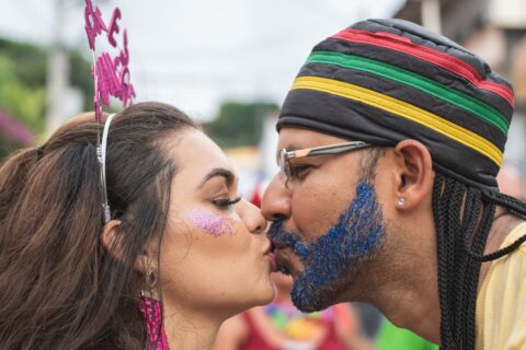 beijar no carnaval