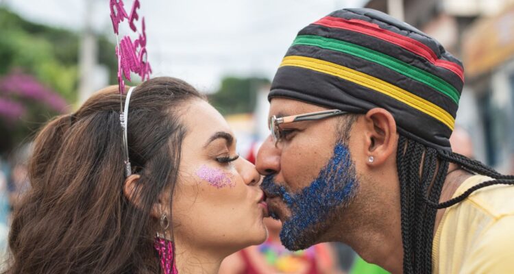 beijar no carnaval
