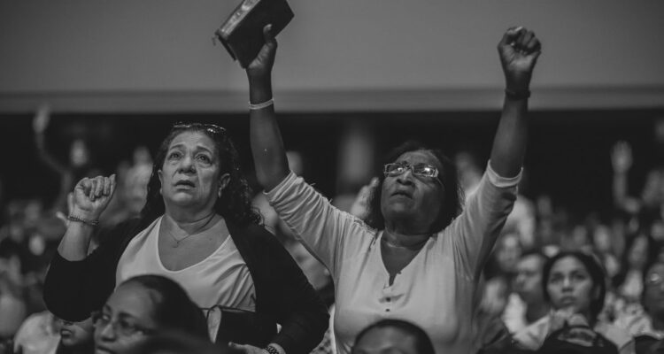 Descubra 7 passos para fortalecer sua fé com práticas simples e eficazes no dia a dia, mesmo se você estiver passando por dúvidas ou desânimo.