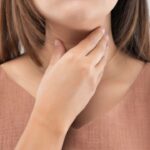 Remédio caseiro para dor de garganta: 7 soluções que funcionam de verdade (Com ingredientes que você tem na cozinha)