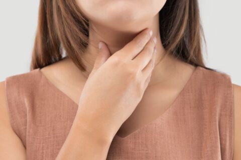 Remédio caseiro para dor de garganta: 7 soluções que funcionam de verdade (Com ingredientes que você tem na cozinha)