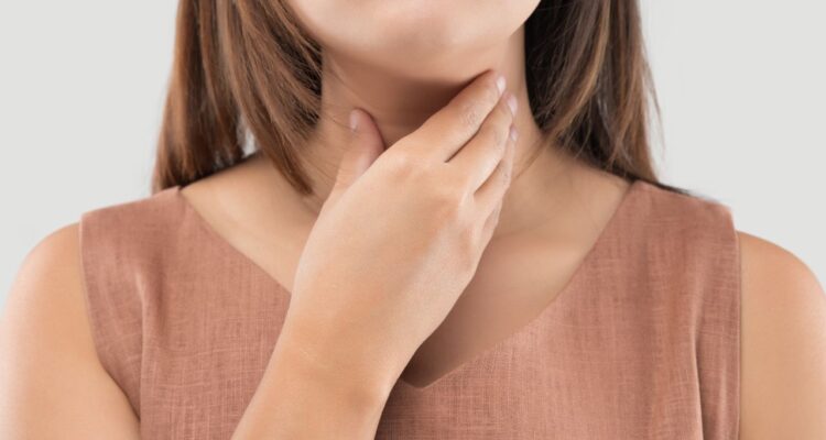 Remédio caseiro para dor de garganta: 7 soluções que funcionam de verdade (Com ingredientes que você tem na cozinha)